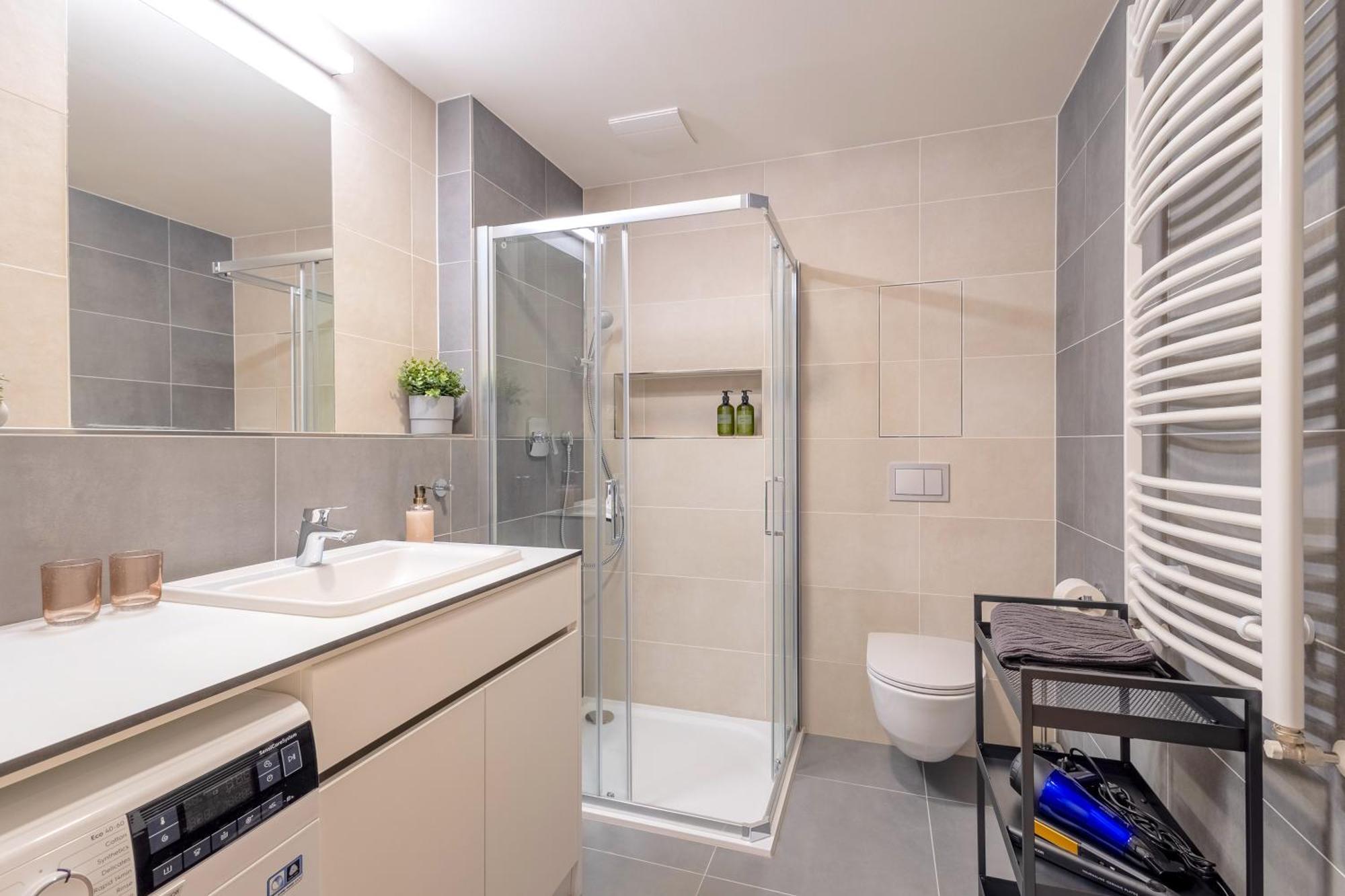 Bright 2Br - 7Th Floor, Balcony, Free Parking By Gravity Prague Leilighet Eksteriør bilde
