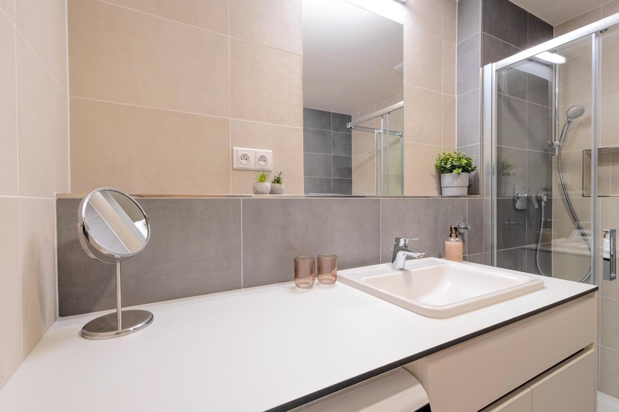 Bright 2Br - 7Th Floor, Balcony, Free Parking By Gravity Prague Leilighet Eksteriør bilde